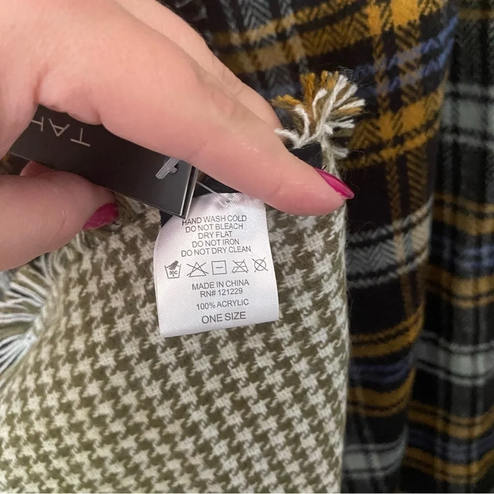 NWT Tahari Reversible Plaid Pattern Scarf - Picture 2 of 2